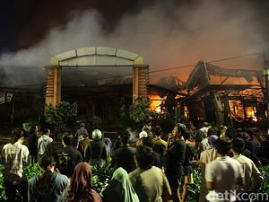 Damkar Sebut Tak Ada Korban Jiwa Kebakaran Pasar Taman Puring Damkar Sebut Tak Ada Korban Jiwa Kebakaran Pasar Taman Puring