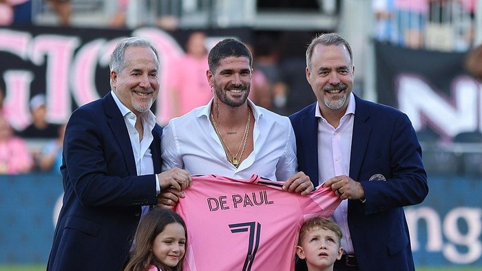 FT. LAUDERDALE, FL - JULY 26: New signing Rodrigo De Paul of Inter Miami CF is introduced to the supporters with Co Owners Jorge and Jose Man of Inter Miami CF prior to a MLS soccer match  between Inter Miami CF and FC Cincinnati at Chase Stadium on July 26, 2025 in Fort Lauderdale, Florida. (Photo by Chris Arjoon/Icon Sportswire via Getty Images)