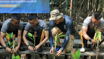 Taruna Bhayangkara Gelar Aksi Tanam 100 Pohon Bakau di Jakarta Utara