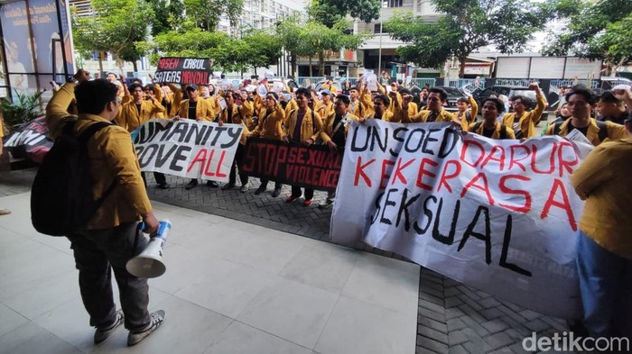 Sejumlah mahasiswa FISIP Unsoed Purwokerto menggelar agresi di halaman kantor Dekanat kampus setempat, Senin (28/7/2025). Sejumlah mahasiswa FISIP Unsoed Purwokerto menggelar agresi di halaman kantor Dekanat kampus setempat, Senin (28/7/2025).