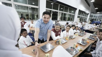 Seskab Teddy Makan Malam Bareng-Tonton Pentas Seni Sekolah Rakyat Bogor