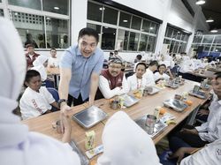 Seskab Teddy Makan Malam Bareng-Tonton Pentas Seni Sekolah Rakyat Bogor