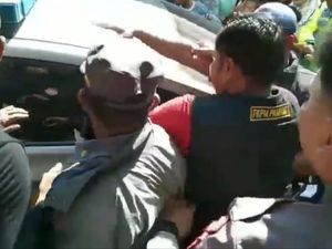 Nekat! Pelakor di Makassar Malah Labrak Istri Sah Nekat! Pelakor di Makassar Malah Labrak Istri Sah