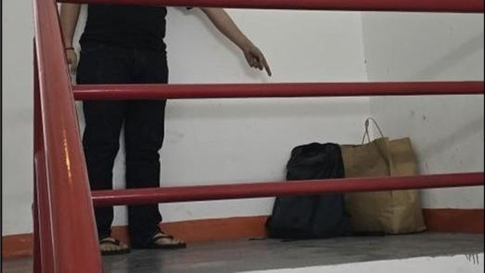 Tas diplomat Kemlu yang tewas di kos Menteng, Jakpus, didapatkan di tangga menuju rooftop gedung Kemlu. Tas diplomat Kemlu yang tewas di kos Menteng, Jakpus, didapatkan di tangga menuju rooftop gedung Kemlu.