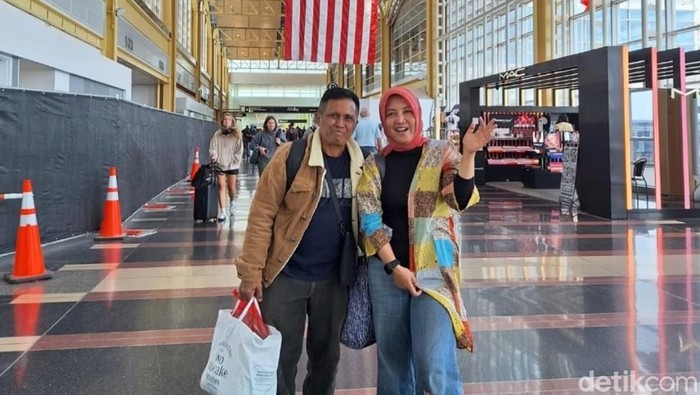 Inspiratif! Pasutri Ini Buktikan Cinta Literasi Tak Kenal Usia Setelah Antar Anak Raih Mimpi di Luar Negeri