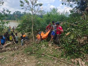 Adam yang Tenggelam di Sungai Batanghari Tebo Ditemukan Tewas Adam yang Tenggelam di Sungai Batanghari Tebo Ditemukan Tewas