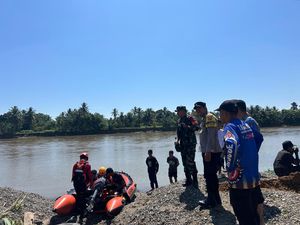 3 Pekerja Proyek Jembatan di Mamuju Terjatuh ke Sungai, 1 Selamat-2 Dicari 3 Pekerja Proyek Jembatan di Mamuju Terjatuh ke Sungai, 1 Selamat-2 Dicari