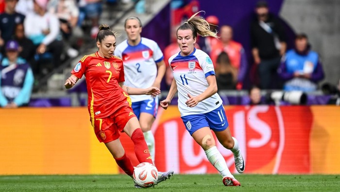 Basel, Switzerland - July 27: Olga of Spain and Lauren Hemp of England battle for the ball during the UEFA Womens EURO 2025 Final match between England and Spain at St. JakobPark on July 27, 2025 in Basel, Switzerland. (Photo by Harry Langer/DeFodi Images/DeFodi via Getty Images)