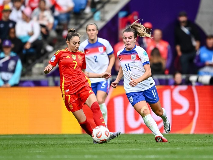 Basel, Switzerland - July 27: Olga of Spain and Lauren Hemp of England battle for the ball during the UEFA Women's EURO 2025 Final match between England and Spain at St. JakobPark on July 27, 2025 in Basel, Switzerland. (Photo by Harry Langer/DeFodi Images/DeFodi via Getty Images)