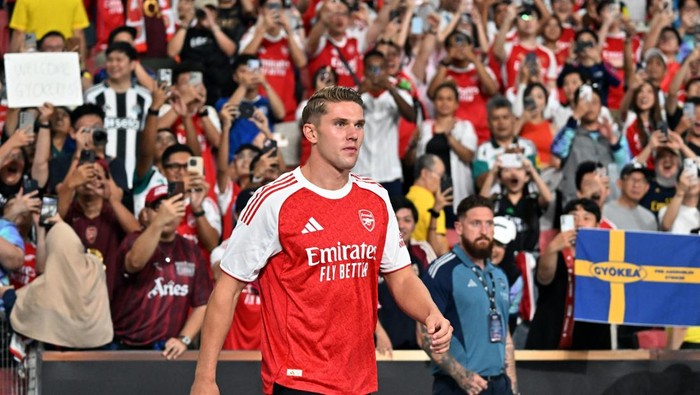 Soccer Football - Pre-Season Friendly - Arsenal v Newcastle United - National Stadium, Singapore - July 27, 2025 Arsenals Viktor Gyokeres is introduced on the pitch before the match REUTERS/Caroline Chia