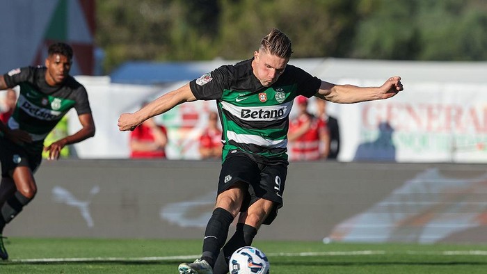 LISBON, PORTUGAL - MAY 25: Viktor Gyokeres of Sporting CP scores Sporting CP first goal by converting a penalty kick during the Portuguese Cup final match between SL Benfica and Sporting CP at Estadio Nacional do Jamor on May 25, 2025 in Lisbon, Portugal. (Photo by Carlos Rodrigues/Getty Images)