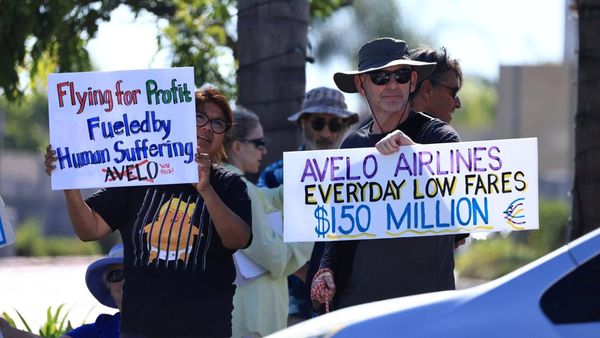 Massa Protes Penutupan Basis dan Praktik Deportasi Avelo Airlines
