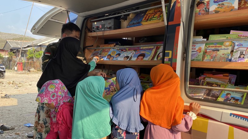 Berbuatbaik Bagikan Ratusan Buku untuk Anak Pemulung di Bantargebang
