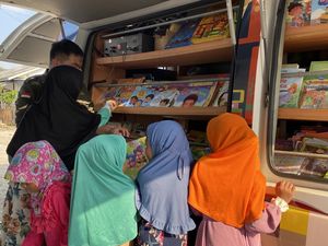 Berbuatbaik Bagikan Ratusan Buku untuk Anak Pemulung di Bantargebang