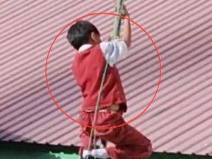 Viral Siswa SD di Enrekang Panjat Tiang Usai Tali Bendera Putus Saat Upacara