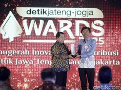 Ketua DPRD Demak Zayinul Fata Terima detikJateng-Jogja Awards 2025