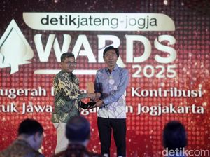 Legislator Jateng Ferry Wawan Cahyono Terima detikJateng-Jogja Awards 2025