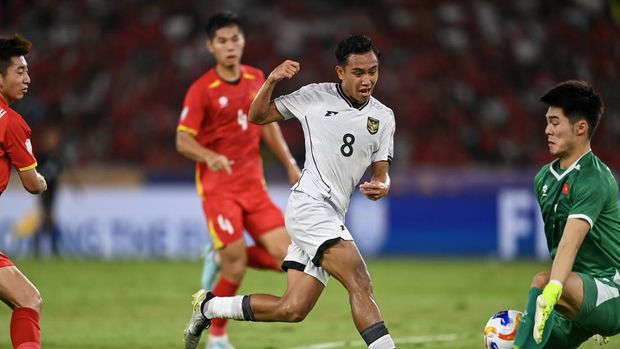 Penjaga gawang Timnas Vietnam U-23 Trung Kien Tran (kanan) berusaha mengadang tendangan Pesepak bola Timnas Indonesia U-23 Muhammad Rayhan Hannan (kedua kanan) pada pertandingan final Piala AFF U-23 2025 di Stadion Utama Gelora Bung Karno (SUGBK), Senayan, Jakarta, Selasa (29/7/2025). ANTARA FOTO/Dhemas Reviyanto