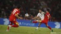 Vietnam balik mengancam di menit ke-12. Bola tembakan luar kotak penalti Nguyen Van Truong masih menyamping dari gawang Indonesia. 