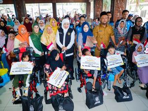 Salurkan Bansos ke Warga Gresik, Khofifah: Jangan Sampai Dipakai Judol