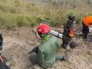 Video: Jalur Pendakian Gunung Rinjani Kini Dipasangi Pagar dan Tangga Besi Video: Jalur Pendakian Gunung Rinjani Kini Dipasangi Pagar dan Tangga Besi