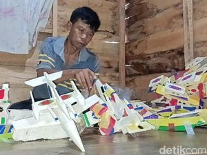 Sulap Gabus Jadi Miniatur Kapal, Pria di Palembang Raup Cuan Jelang Agustusan Sulap Gabus Jadi Miniatur Kapal, Pria di Palembang Raup Cuan Jelang Agustusan