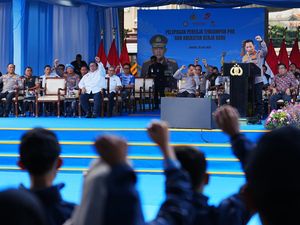 Kapolri Kembali Lepas 1.575 Buruh Terdampak PHK ke Tempat Kerja Baru, Beri Harapan untuk Buruh Kapolri Kembali Lepas 1.575 Buruh Terdampak PHK ke Tempat Kerja Baru, Beri Harapan untuk Buruh