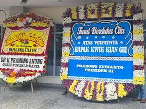 Karangan Bunga dari Prabowo hingga Megawati Penuhi Rumah Duka Kwik Kian Gie Karangan Bunga dari Prabowo hingga Megawati Penuhi Rumah Duka Kwik Kian Gie