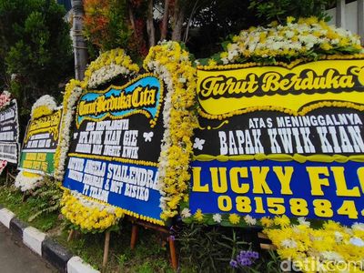 Karangan Bunga Penuhi Rumah Duka Kwik Kian Gie