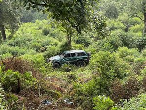 Rem Blong, Landcruiser Masuk Jurang di Jalur Bromo Rem Blong, Landcruiser Masuk Jurang di Jalur Bromo