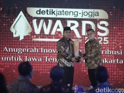KH Maimun Zubair Dapat Penghargaan Adiluhung detikJogja-Jateng Awards 2025