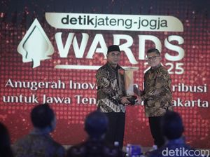 KH Maimun Zubair Dapat Penghargaan Adiluhung detikJogja-Jateng Awards 2025