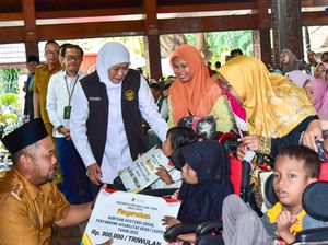 Bansos Rp 5,8 M untuk Warga Gresik, Khofifah: Jangan Dipakai Judol!