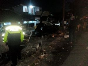 Innova Disopiri Mahasiswa Oleng Lalu Terjun Timpa Rumah di Sleman Innova Disopiri Mahasiswa Oleng Lalu Terjun Timpa Rumah di Sleman