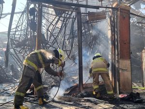 Kebakaran Pasar Taman Puring: 600 Kios Hangus, Kerugian Rp 30 Miliar Kebakaran Pasar Taman Puring: 600 Kios Hangus, Kerugian Rp 30 Miliar