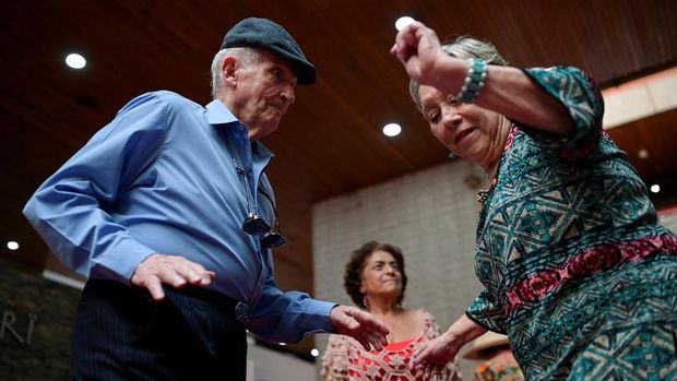 Juan Fuentes, 90, and Zandra Pedraza, 77, co-founder of Club Tobias, dance during the weekly gathering of the club at a shopping mall, in Caracas, Venezuela July 17, 2025. REUTERS/Gaby Oraa