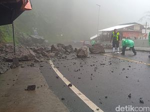Tebing Longsor di Jalur Piket Nol, Akses Lumajang-Malang Lumpuh Tebing Longsor di Jalur Piket Nol, Akses Lumajang-Malang Lumpuh