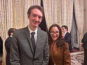 Michelle Yeoh Tak Sengaja Spill Hubungan Lisa BLACKPINK & Frederic Arnault Michelle Yeoh Tak Sengaja Spill Hubungan Lisa BLACKPINK & Frederic Arnault