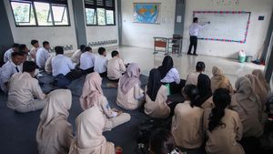 Miris! Siswa SMKN 8 Tangsel Belajar Tanpa Meja dan Kursi