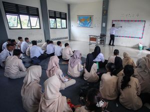 Miris! Siswa SMKN 8 Tangsel Belajar Tanpa Meja dan Kursi Miris! Siswa SMKN 8 Tangsel Belajar Tanpa Meja dan Kursi