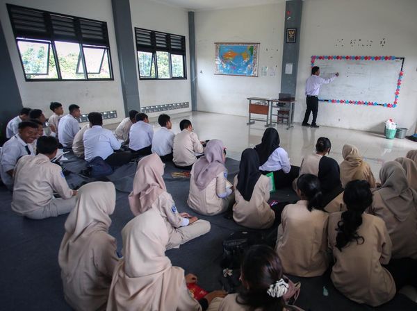Miris! Siswa SMKN 8 Tangsel Belajar Tanpa Meja dan Kursi