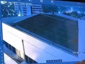 Momen Diplomat Kemlu di Rooftop Kemlu hingga Tinggalkan Tas Sebelum Tewas Momen Diplomat Kemlu di Rooftop Kemlu hingga Tinggalkan Tas Sebelum Tewas