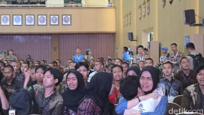 Momen pengumuman hasil seleksi taruna Akademi Kepolisian (Akpol) Tahun Anggaran 2025. (Audrey/detikcom)