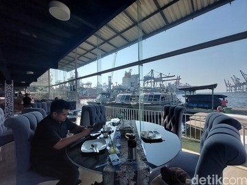 Officers Cafe, Kafe Viral dengan View Kapal-kapal Besar