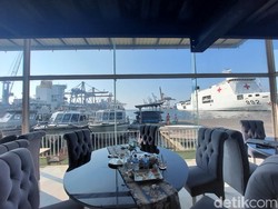 Video: Ngafe Dulu Sambil Lihat View Kapal Laut di Markas Militer