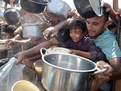 Video Pilu Anak Yatim di Gaza, Berteriak Minta Sepiring Tepung untuk Makan