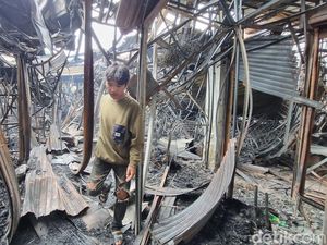 Pedagang Ini Cerita Detik-detik Selamat dari Kebakaran Besar Taman Puring