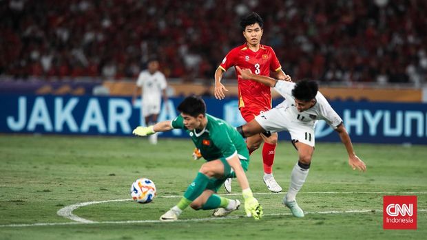 Pesepak bola Timnas Indonesia U-23 berebut bola dengan pesepak bola Timnas Vietnam U-23 pada pertandingan final Piala AFF U-23 2025 di Stadion Utama Gelora Bung Karno (SUGBK), Senayan, Jakarta, Selasa (29/7/2025). (CNN Indonesia/Adi Ibrahim)