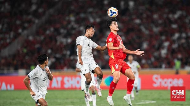 Pesepak bola Timnas Indonesia U-23 berebut bola dengan pesepak bola Timnas Vietnam U-23 pada pertandingan final Piala AFF U-23 2025 di Stadion Utama Gelora Bung Karno (SUGBK), Senayan, Jakarta, Selasa (29/7/2025). (CNN Indonesia/Adi Ibrahim)