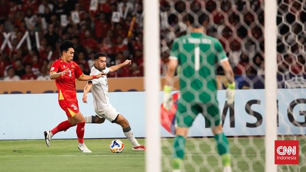 Pesepak bola Timnas Indonesia U-23 berebut bola dengan pesepak bola Timnas Vietnam U-23 pada pertandingan final Piala AFF U-23 2025 di Stadion Utama Gelora Bung Karno (SUGBK), Senayan, Jakarta, Selasa (29/7/2025). (CNN Indonesia/Adi Ibrahim)